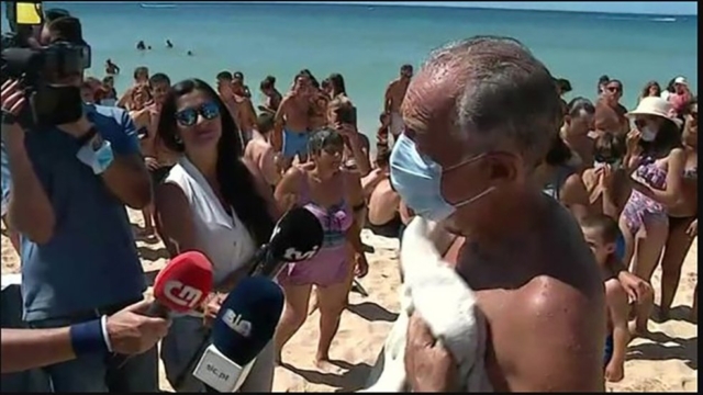 Tổng thống Bồ Đào Nha cứu hai phụ nữ thoát chết đuối ở ngoài biển - Ảnh 2.