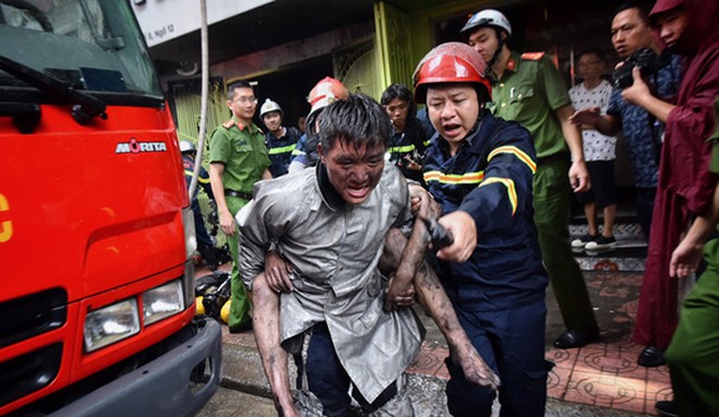 Trung úy Vũ Ngọc Hoàng vượt qua biển lửa để cứu nạn nhân Nguyễn Hoàng Giang trong vụ cháy tại Núi Trúc, Ba Đình (ảnh Anninhthudo.vn)