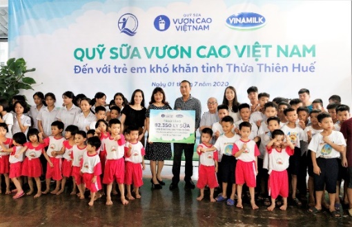 Nối tiếp Quảng Nam và TP. Hà Nội, Vinamilk và Quỹ sữa Vươn cao Việt Nam đã đến với Thừa Thiên-Huế. Tại đây, 82.350 ly sữa đã được Vinamilk và Quỹ sữa trao tặng đến cho hơn 915 trẻ em khó khăn tại 18 trung tâm, cơ sở nuôi dưỡng trẻ của tỉnh.