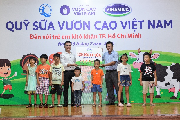 Trong năm 2020, Quỹ sữa Vươn cao Việt Nam và Vinamilk trao tặng 120.500 ly sữa, tương đương khoảng 897 triệu đồng cho 1.340 trẻ em khó khăn tại TP.HCM.