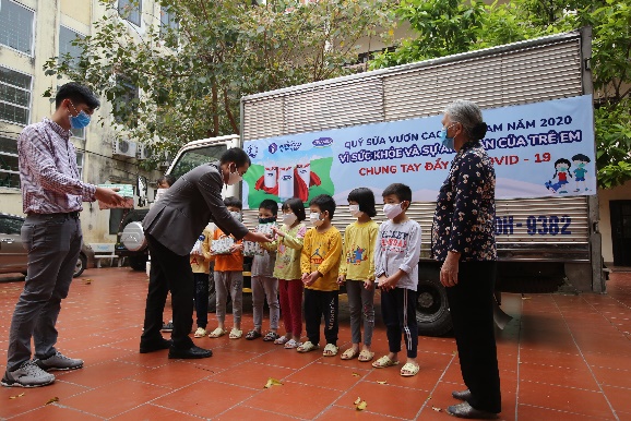 “Để mọi trẻ em được uống sữa mỗi ngày” và hành trình xuyên mùa dịch của Quỹ sữa Vươn cao Việt Nam - Ảnh 1.