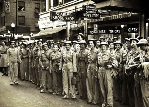Những hình ảnh ghi dấu bình đẳng giới của phụ nữ Mỹ 100 năm qua - Ảnh 2.