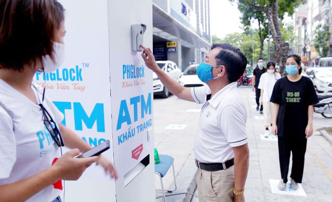 Cây &quot;ATM khẩu trang&quot; miễn phí giúp người Hà Nội chống Covid-19 - Ảnh 3.