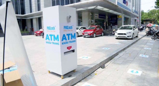 Cây &quot;ATM khẩu trang&quot; miễn phí giúp người Hà Nội chống Covid-19 - Ảnh 1.