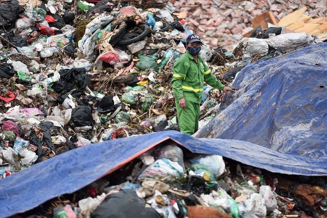 Hà Nội ra chính sách bồi thường, hỗ trợ người dân khu bãi rác Nam Sơn - Ảnh 1.
