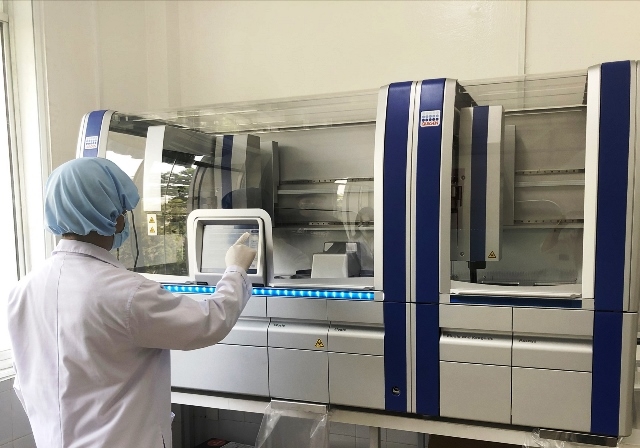Cán bộ CDC Quảng Nam tiến hành xét nghiệm máu trên máy RT-PCR. Ảnh: Tấn Nguyên/Báo Nhân dân