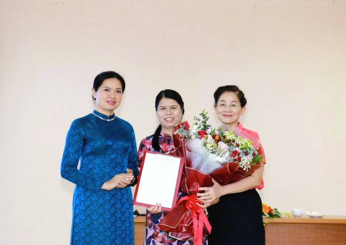 Chủ tịch Hà Thị Nga, Phó Chủ tịch Trần Thị Hương trao Quyết định nghỉ hưu theo chế độ và tặng hoa bà Nguyễn Thị Tuyết Mai