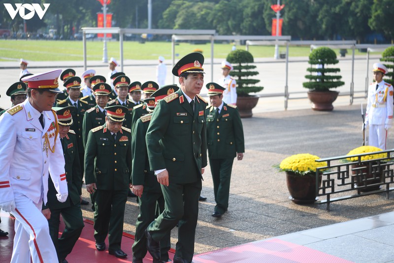 Lãnh đạo Đảng, Nhà nước vào Lăng viếng Chủ tịch Hồ Chí Minh và dâng hương tưởng niệm các Anh hùng liệt sĩ - Ảnh 8.