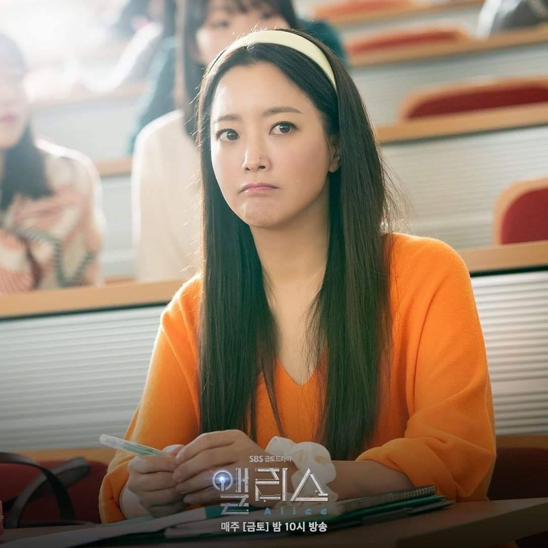 Gò mình đóng vai gái đôi mươi, U45 Kim Hee Sun trẻ thật nhưng cứ thấy sai sai: Thiếu photoshop 1 phát là lộ điểm “chí mạng” ngay - Ảnh 2.