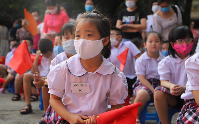 Tại trường Tiểu học Hoàng Hoa Thám (Q.Ba Đình, Hà Nội), học sinh toàn trường được tham dự khai giảng tại sân trường do không gian sân khá rộng rãi và thoáng đãng