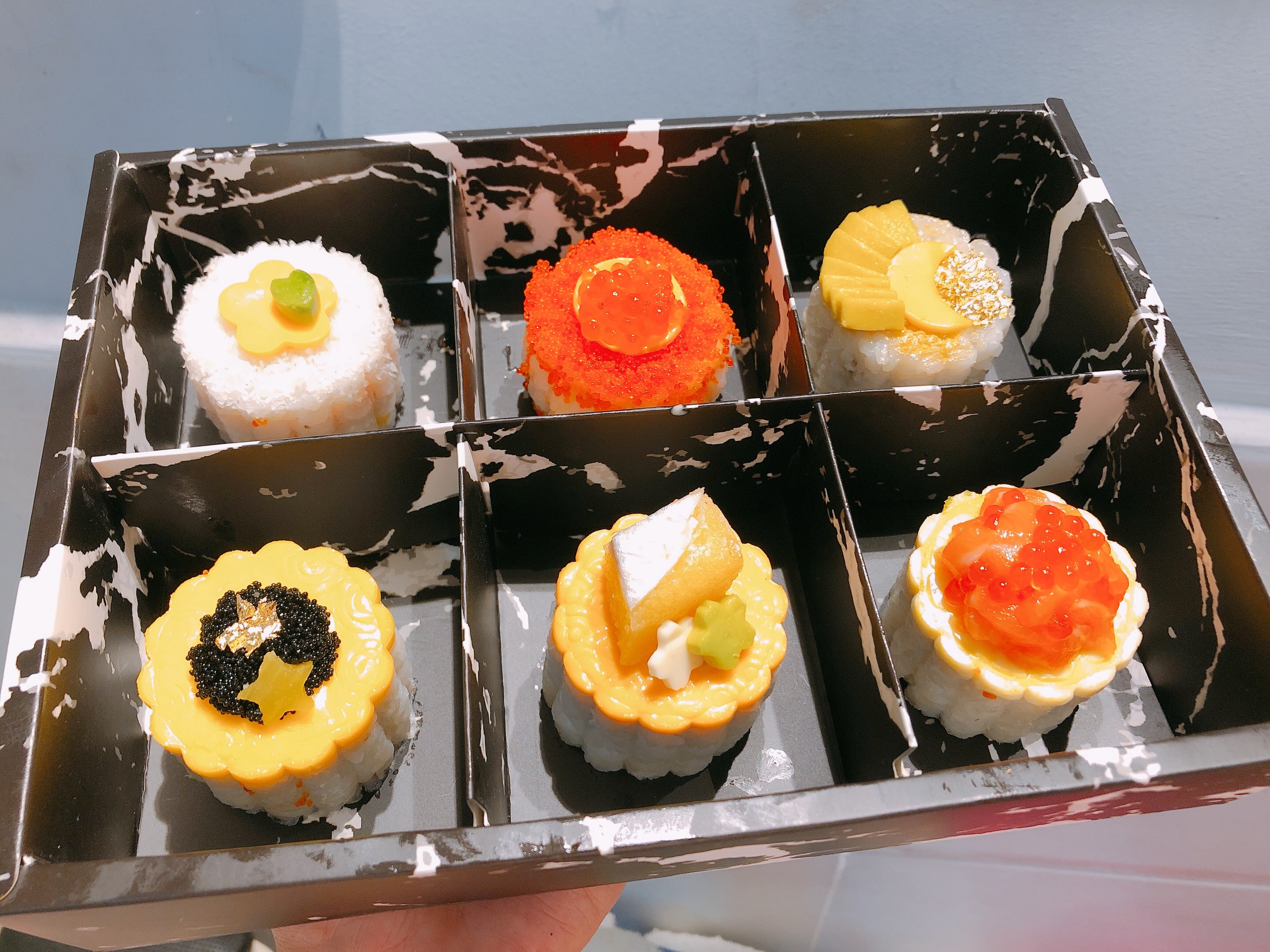 Bánh trung thu sushi của Nhật Bản có vỏ bánh là cơm trắng nấu từ gạo Nhật trộn giấm truyền thống