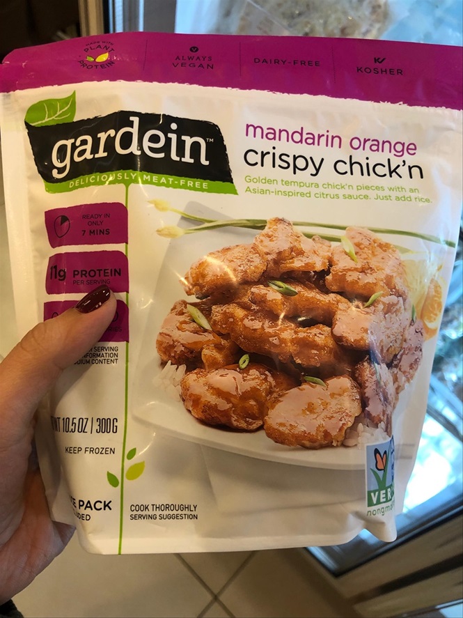 Thực phẩm gà chay được quảng cáo nhập khẩu từ Mỹ nhưng không có nhãn phụ bằng tiếng Việt