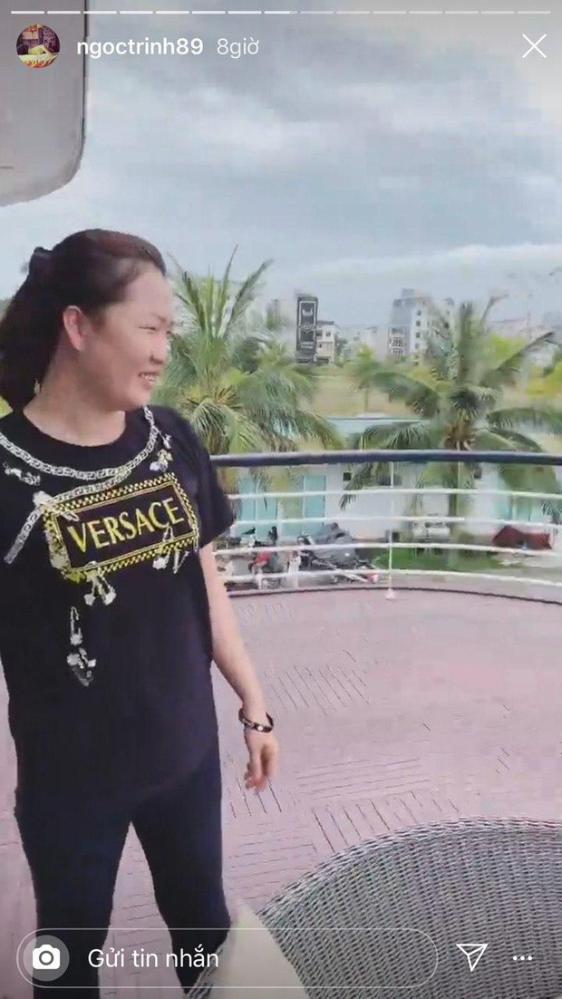 Trợ lý của Ngọc Trinh cũng la liệt áo phông Gucci, Versace... toàn chọn áo phông giấu dáng, sành điệu chẳng kém cạnh &quot;chủ tịch&quot; - Ảnh 6.