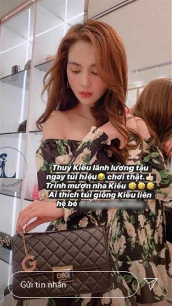 Trợ lý của Ngọc Trinh cũng la liệt áo phông Gucci, Versace... toàn chọn áo phông giấu dáng, sành điệu chẳng kém cạnh &quot;chủ tịch&quot; - Ảnh 13.