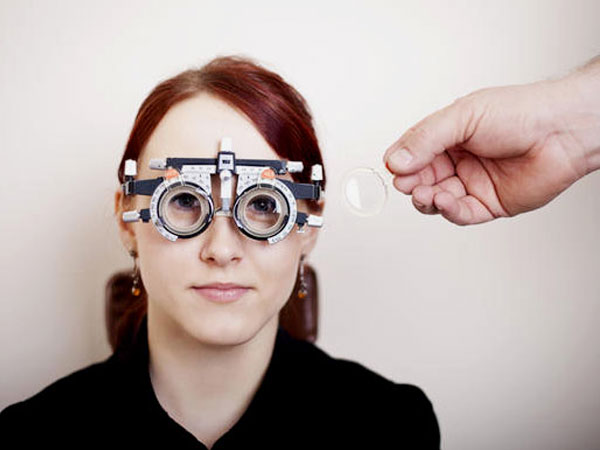 Đeo kính đúng độ là một lưu ý giúp cải thiện mắt cận thị, hạn chế khả năng tăng độ (Ảnh: Internet)