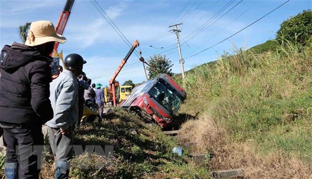 Xe giường nằm lật trên cao tốc đi Đà Lạt, hành khách thoát nạn - Ảnh 1.