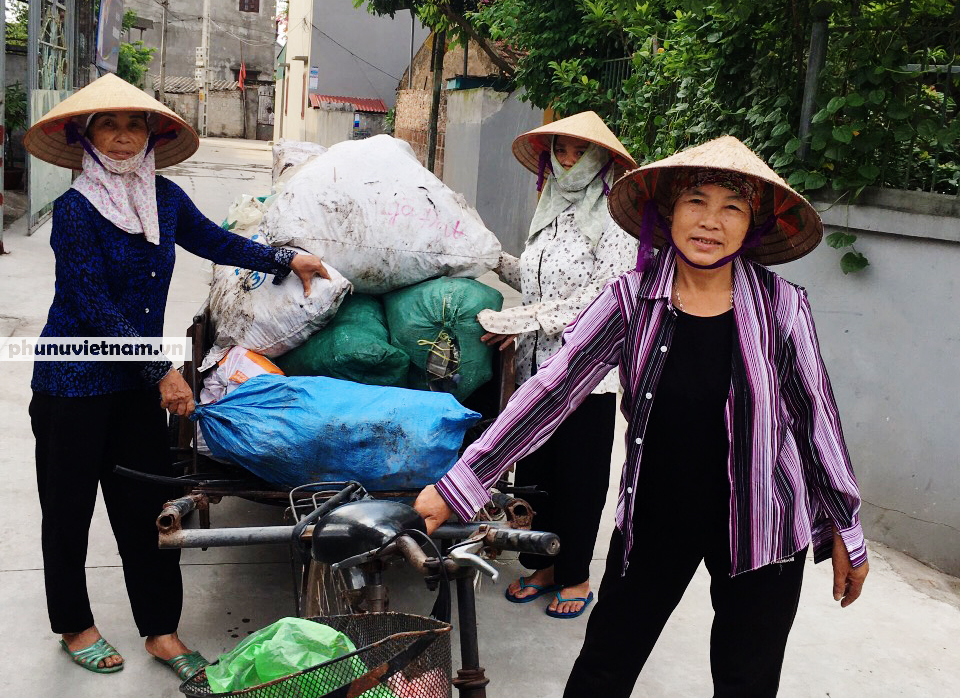 Phụ nữ Khoái Châu dùng “phế liệu sạch” hỗ trợ hội viên phụ nữ, trẻ em có hoàn cảnh khó khăn - Ảnh 2.