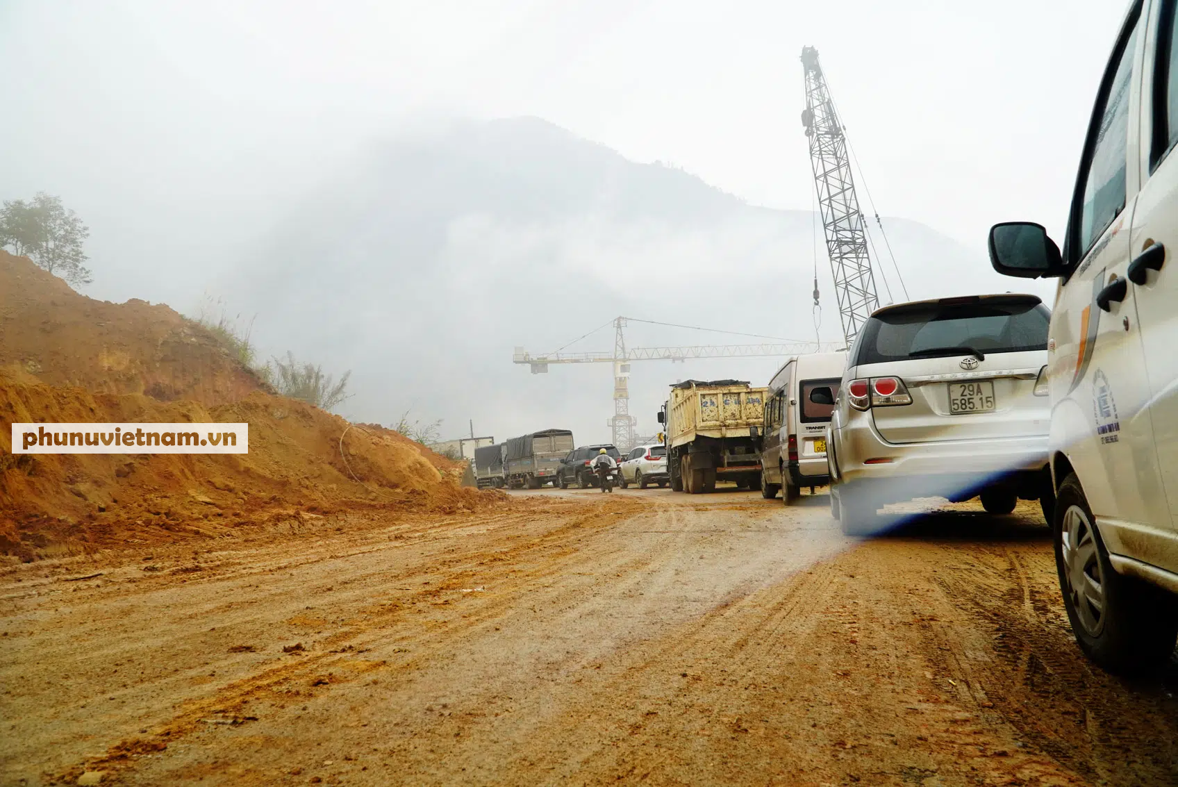 Công trường thi công gây tắc nghẽn hơn 1km trên đèo Tòng Sành - Ảnh 2.