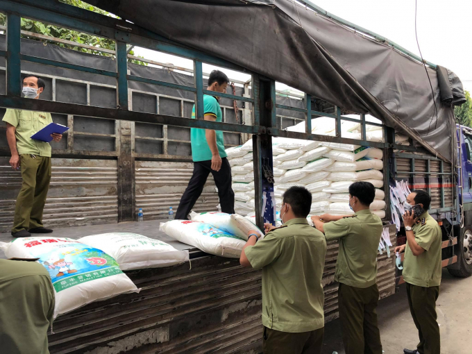 TPHCM: Bắt 45 tấn bột ngọt Trung Quốc nghi nhập lậu - Ảnh 1.