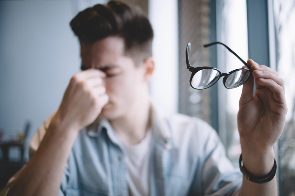Bị cận thị có đeo kính thường xuyên được không? Những lưu ý khi đeo kính cho những người mắc cận thị - Ảnh 1.