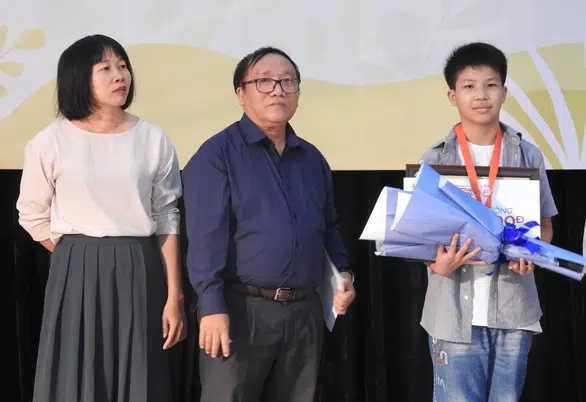Cao Khải An cùng nhà văn Nguyễn Ngọc Tư và Trần Đăng Khoa trong lễ trao giải thưởng Dế Mèn