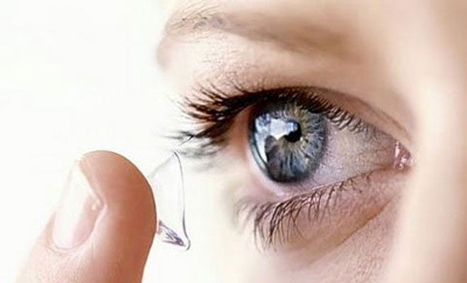 Sau phẫu thuật cận thị bao lâu thì được đeo lens, trang điểm? - Ảnh 1.