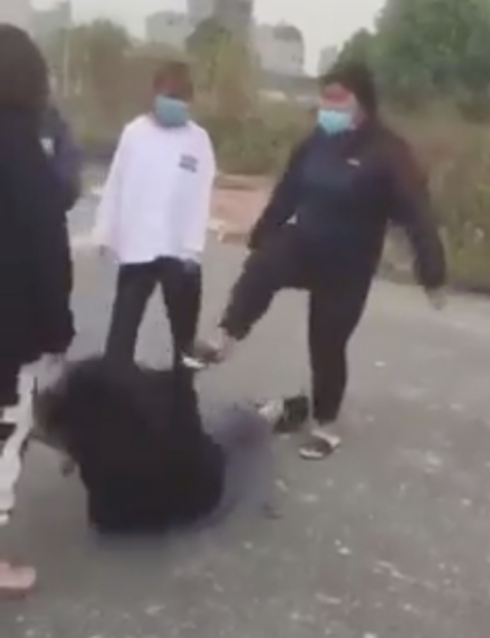 Hà Nội: Thiếu nữ bị đánh hội đồng, cầm mũ bảo hiểm phang không thương tiếc - Ảnh 1.