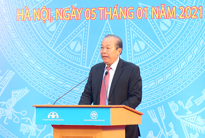 Chủ tịch Hà Nội yêu cầu xử lí nghiêm trường hợp đi xe trên vỉa hè - Ảnh 1.