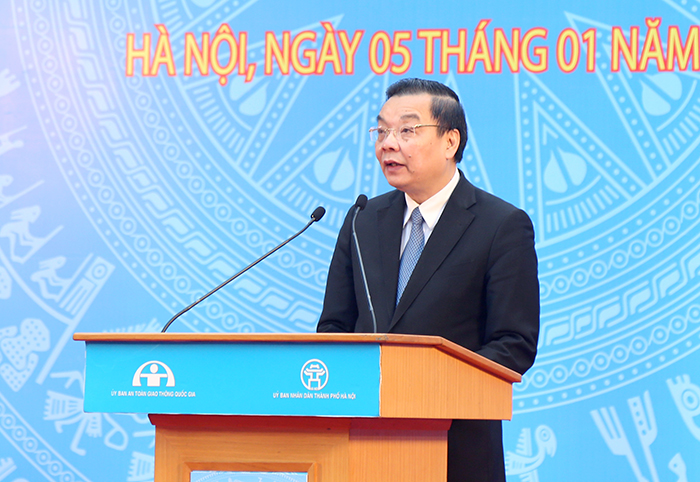 Chủ tịch Hà Nội yêu cầu xử lí nghiêm trường hợp đi xe trên vỉa hè - Ảnh 2.