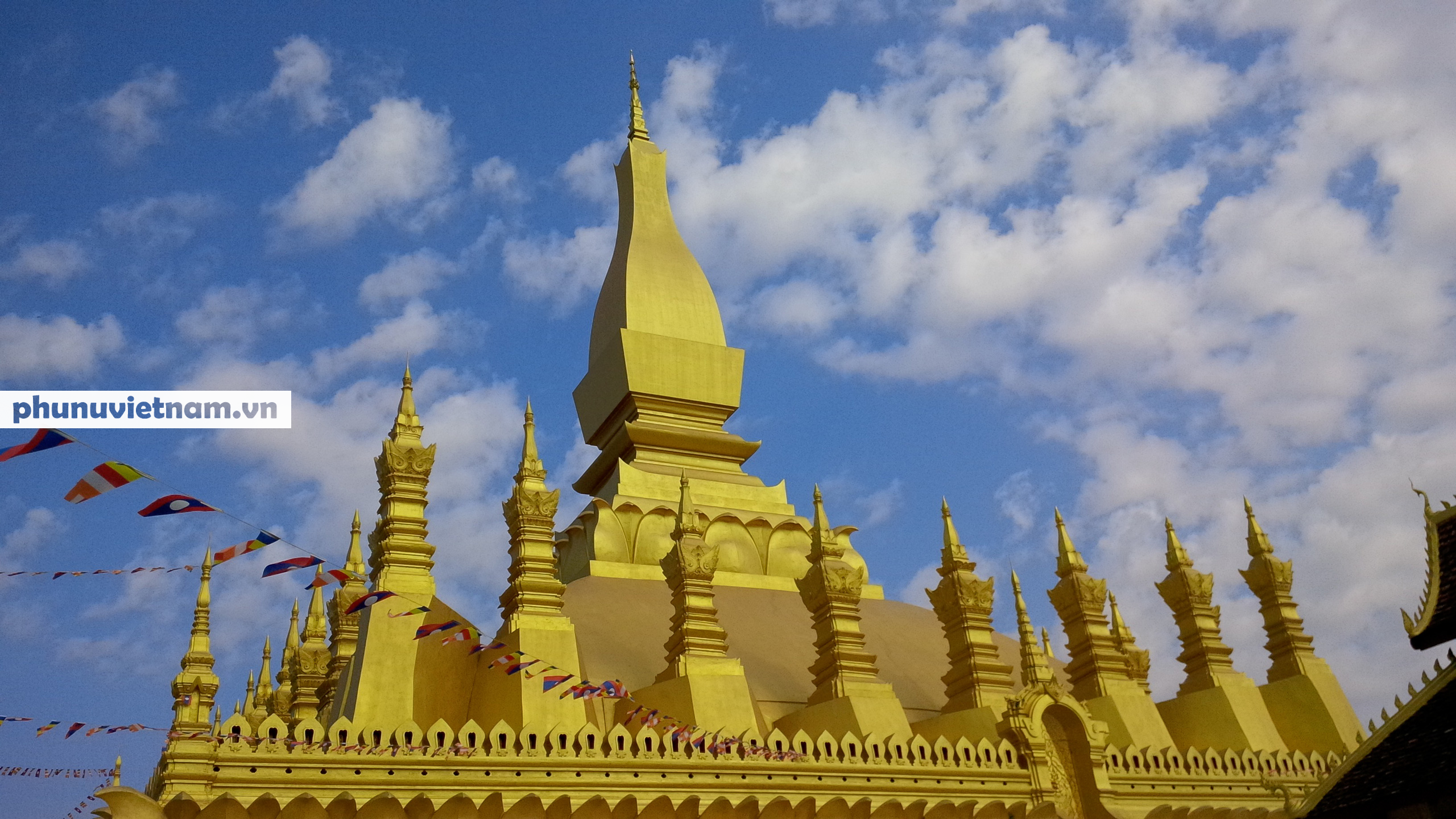 Chiêm ngưỡng ngôi tháp vàng lớn nhất của Lào, gần 500 tuổi tráng lệ giữa đất trời - Ảnh 2.