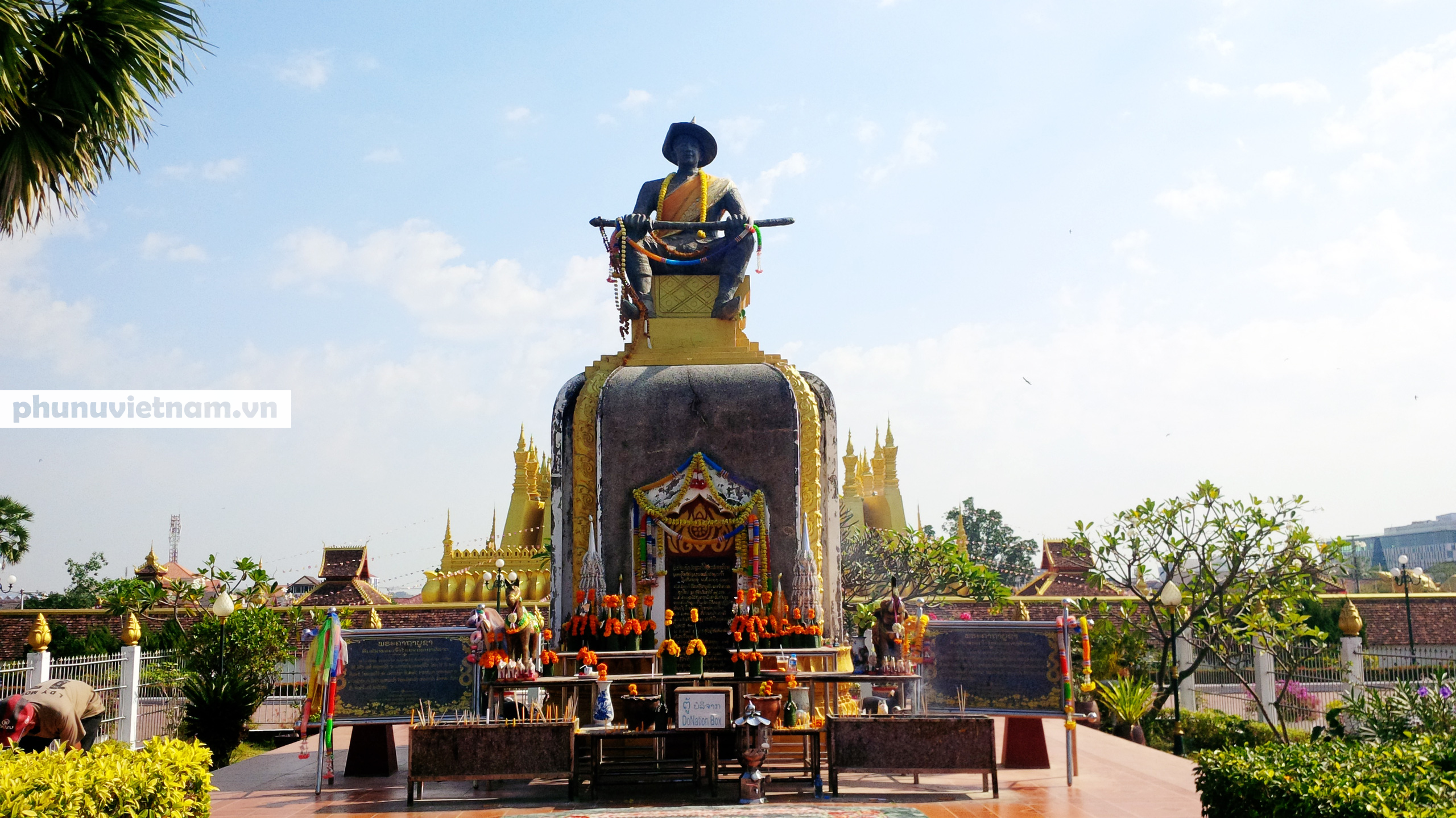 Chiêm ngưỡng ngôi tháp vàng lớn nhất của Lào, gần 500 tuổi tráng lệ giữa đất trời - Ảnh 3.