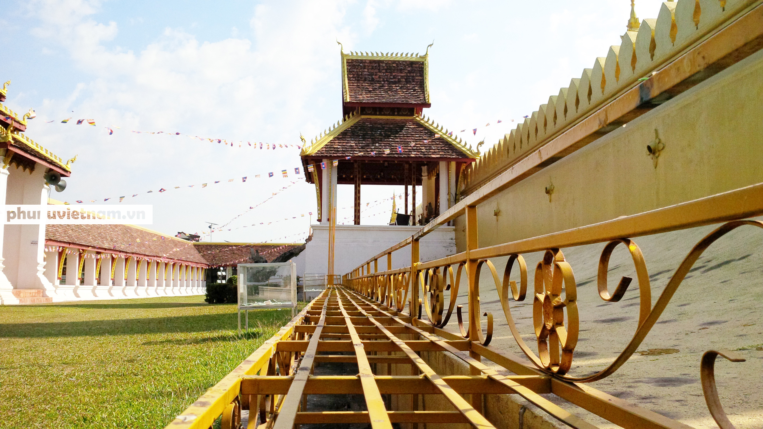 Chiêm ngưỡng ngôi tháp vàng lớn nhất của Lào, gần 500 tuổi tráng lệ giữa đất trời - Ảnh 9.