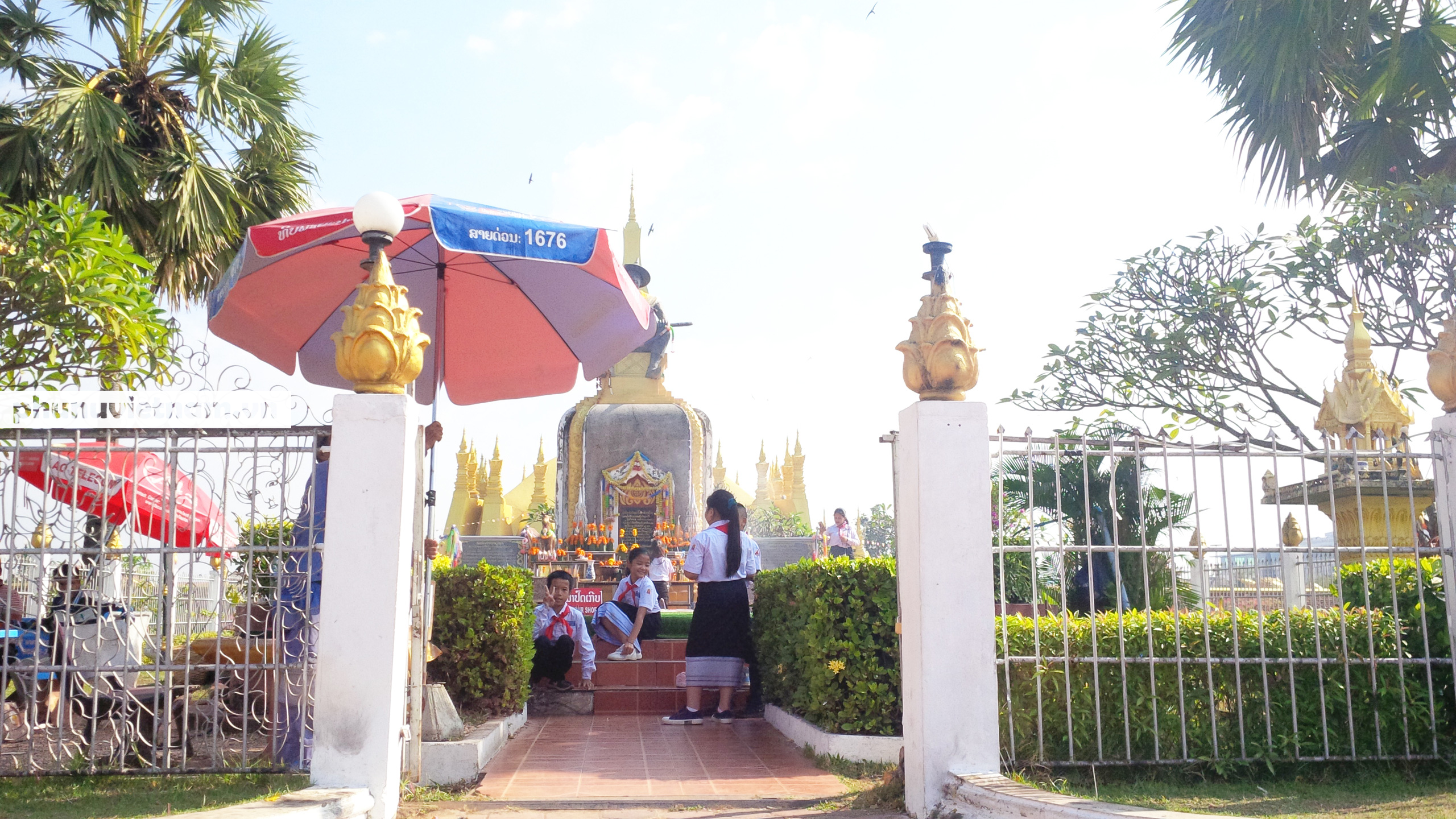 Chiêm ngưỡng ngôi tháp vàng lớn nhất của Lào, gần 500 tuổi tráng lệ giữa đất trời - Ảnh 22.