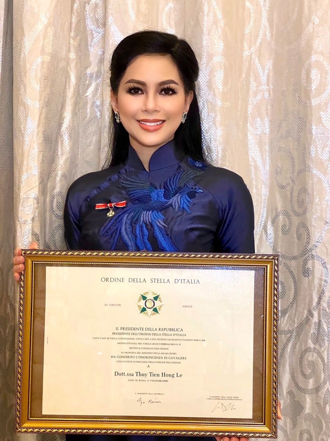 Bà Lê Hồng Thủy Tiên nhận Huân chương công trạng - Tước hiệu Hiệp sĩ do Tổng thống Ý trao tặng