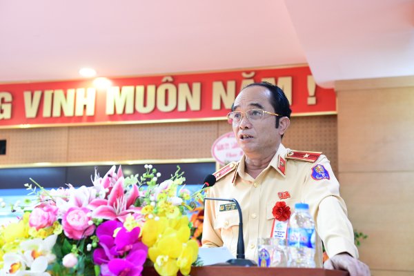 Thiếu tướng Trần Quốc Trung - Phó Cục trưởng Cục CSGT đánh giá cao những thành tựu mà cán bộ, hội viên Hội Phụ nữ Cục CSGT đã đạt được trong nhiệm kỳ qua