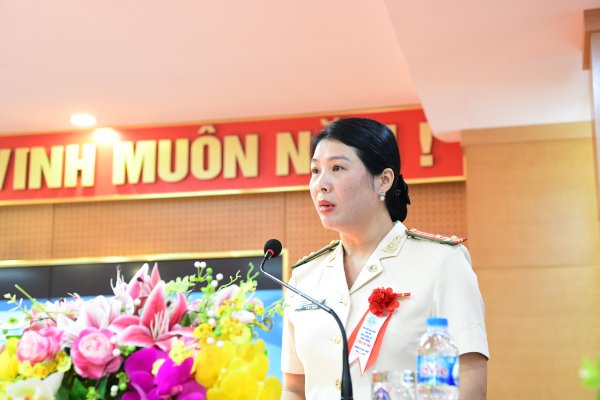Thượng tá Đặng Thị Lanh - Chủ tịch Hội Phụ nữ Cục CSGT nhiệm kỳ 2016 - 2021 đọc báo cáo tại Đại hội