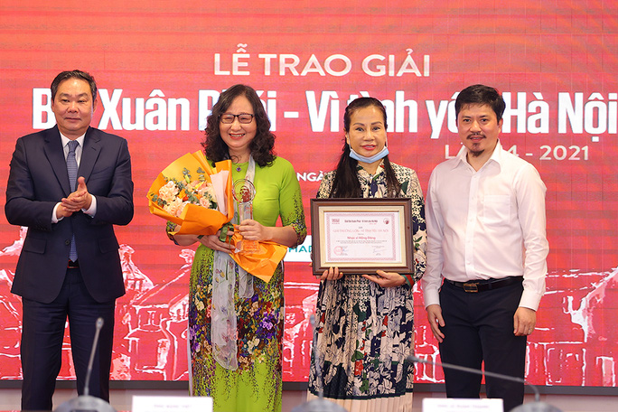 Vợ và con gái của nhạc sĩ Hồng Đăng thay mặt ông nhận Giải thưởng Lớn Vì tình yêu Hà Nội