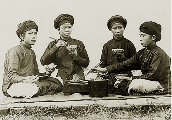 Người Việt rất coi trọng phép lịch sự trên bàn ăn
