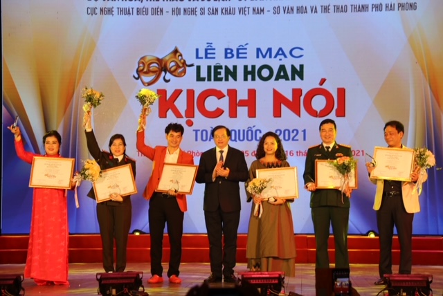 Thứ trưởng Tạ Quang Đông trao giải Vàng cho các vở diễn