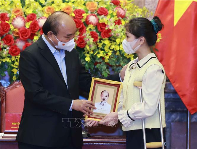Chủ tịch nước gặp gỡ tác giả nhỏ tuổi tham gia cuộc thi &quot;Vì một Việt Nam tất thắng&quot; - Ảnh 3.