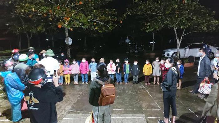 30 học sinh tiểu học và 4 giáo viên ở Quảng Bình phải đi cách ly trong đêm do tiếp xúc với F0 - Ảnh 1.