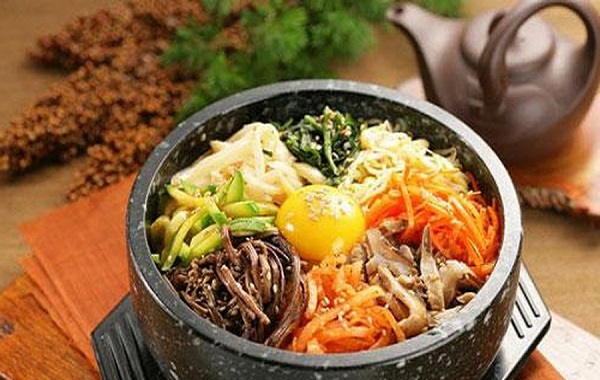 Cơm trộn Bibimbap - món ăn Hàn Quốc được nhiều người Việt yêu thích