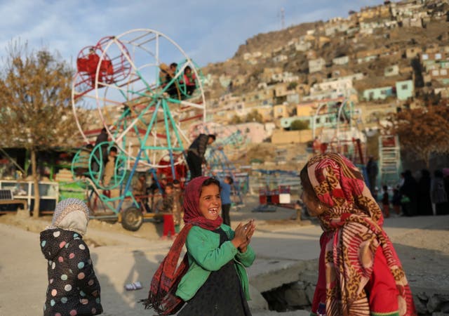 Afghanistan: Đói nghèo và nợ nần khiến nhiều gia đình gả con gái nhỏ - Ảnh 2.