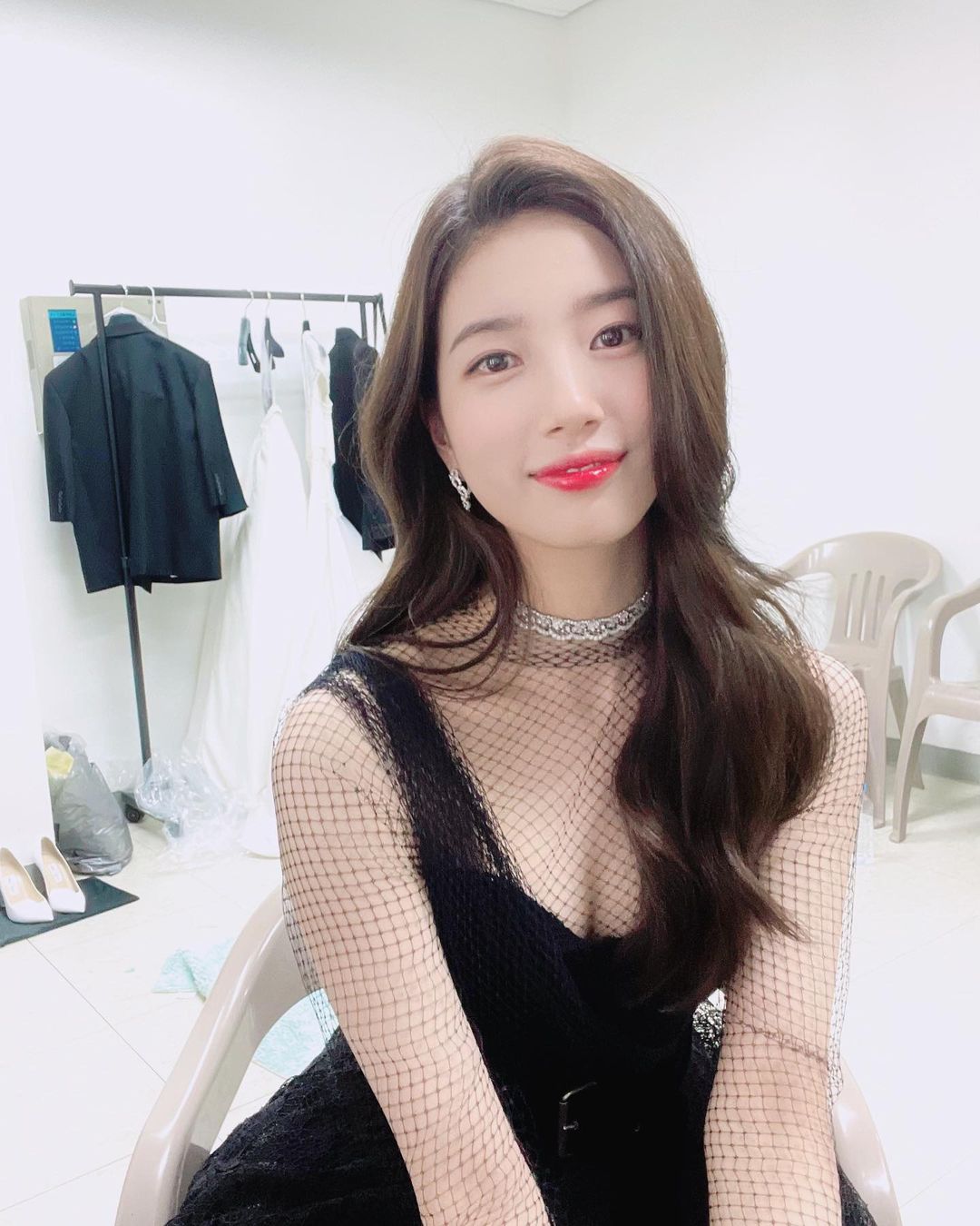 Suzy makeup Xem ảnh hậu trường của Suzy, vừa choáng về nhan sắc vừa học được bí kíp &quot;tút tát&quot; nhan sắc - Ảnh 3.