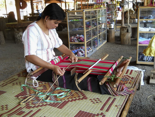 Bảo tồn nghề truyền thống và tạo thu nhập ổn định trong mùa dịch Covid-19 cho phụ nữ dân tộc Mạ  - Ảnh 2.