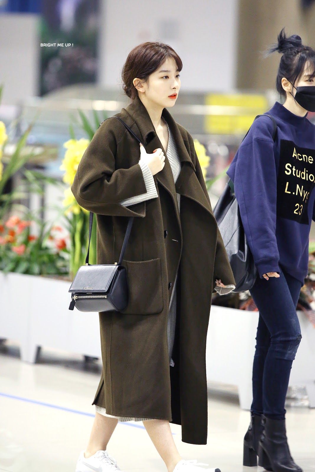 Chị em diện áo khoác dài theo 12 cách mix đơn giản của sao Hàn là sành điệu nức nở - Ảnh 4.