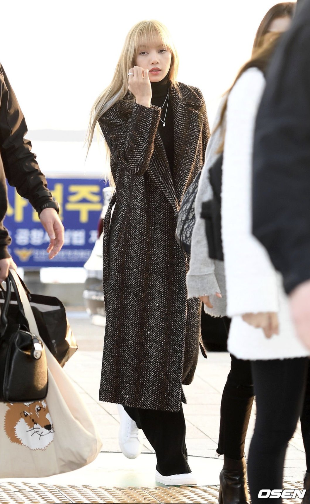 Chị em diện áo khoác dài theo 12 cách mix đơn giản của sao Hàn là sành điệu nức nở - Ảnh 12.