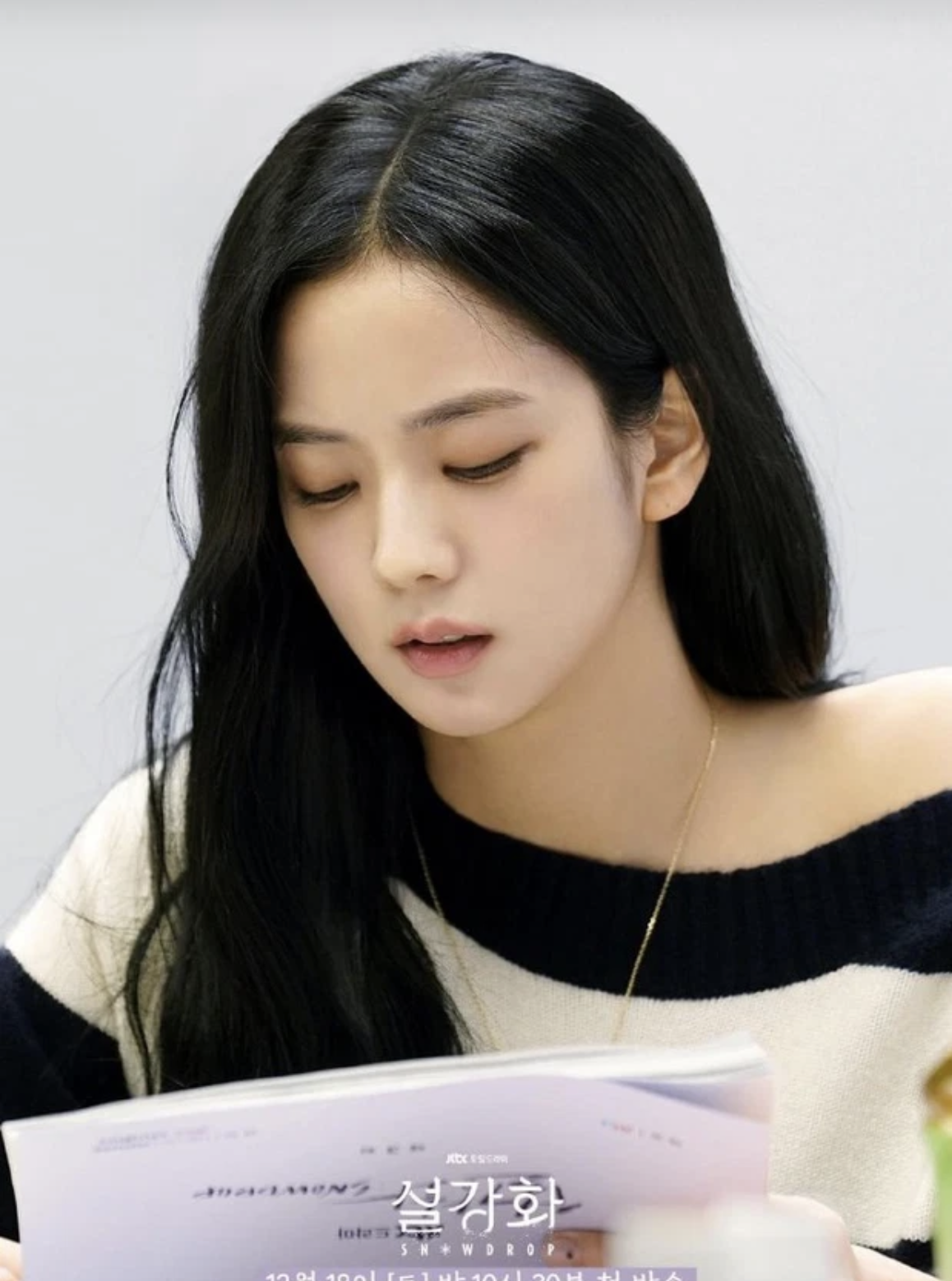 Jisoo lộ nhan sắc già nua như &quot;bà thím&quot;, là thiếu photoshop hay do makeup sai lầm? - Ảnh 2.