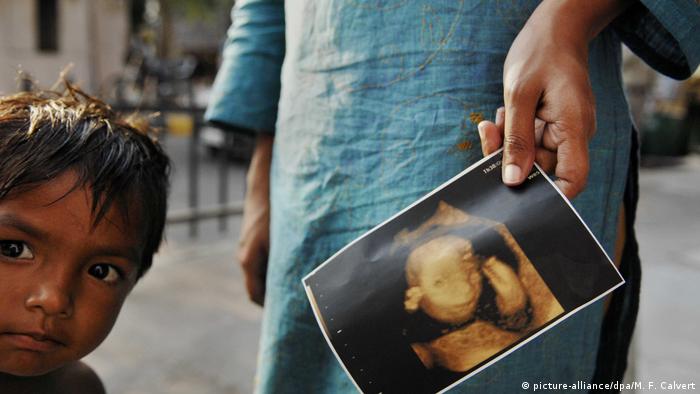 Ấn Độ: Phụ nữ bị buộc phá thai vì gia đình muốn có con trai - Ảnh 2.