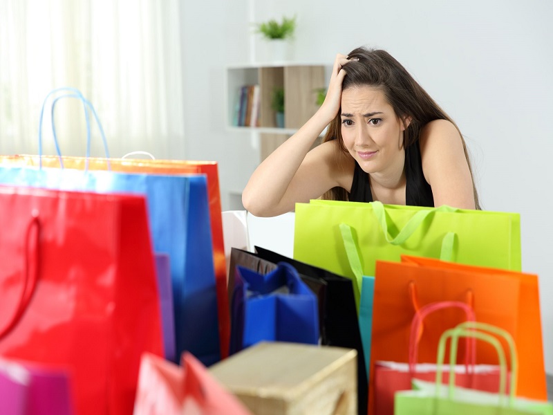 3 thói quen mua sắm thường ngày khiến người nghèo mãi càng nghèo - Ảnh 1.
